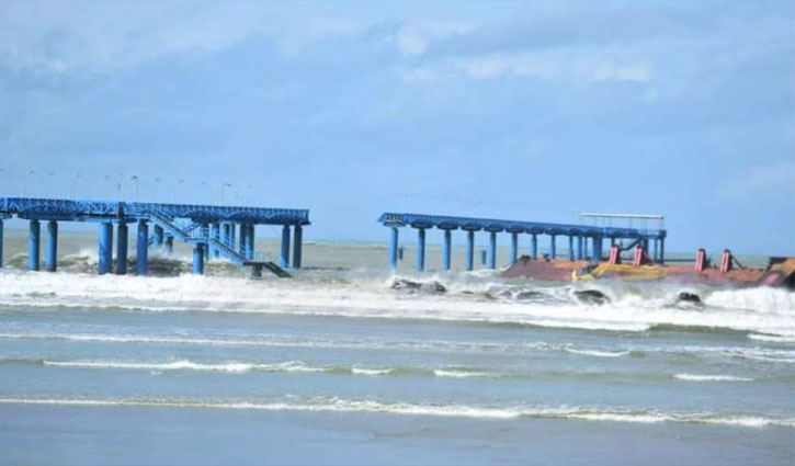 ‘Dana’ waves break Inani Jetty into 2 parts