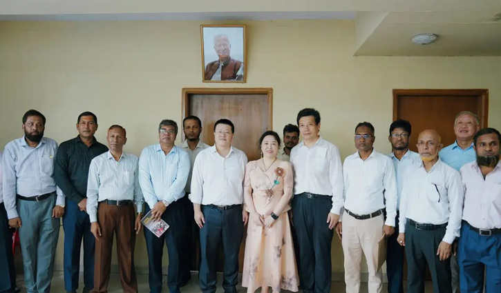 Chinese Ambassador visits Grameen Bank’s Jobra branch