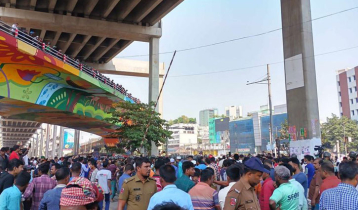 Battery-run rickshaw drivers block roads, railway tracks at Mohakhali