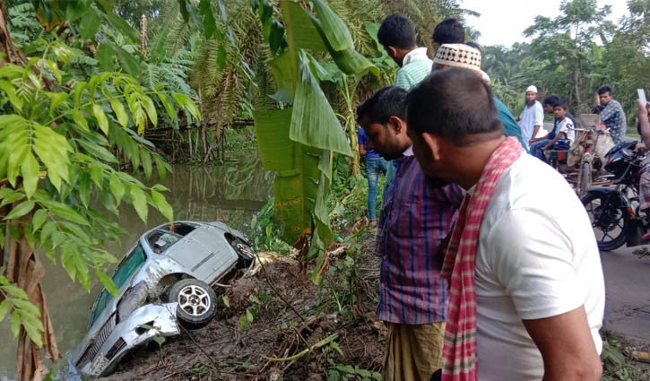 8 killed as private car falls into Pirojpur ditch