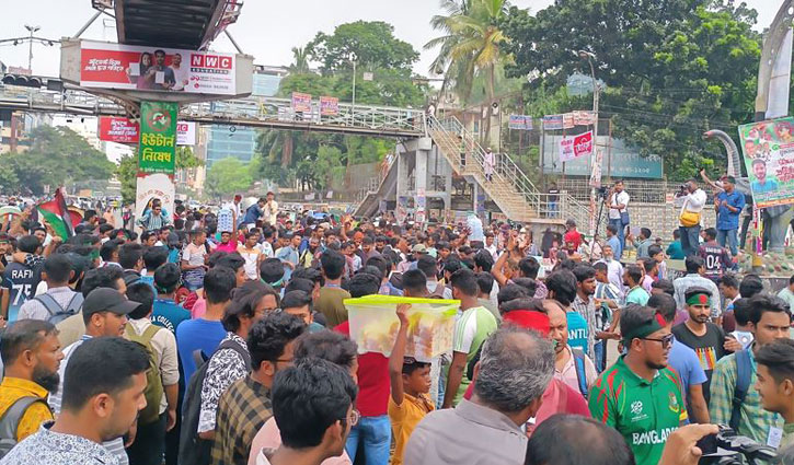 Students of 7 DU-affiliated colleges block Science Lab