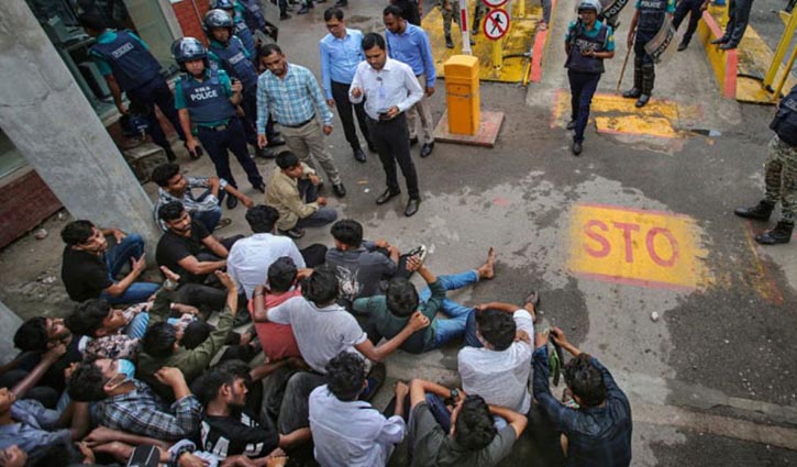 Demo over HSC results at Secretariat: 26 shown arrested, 28 released