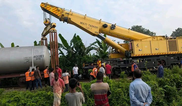 Train derails in Chuadanga, services halted on Dhaka-Khulna route