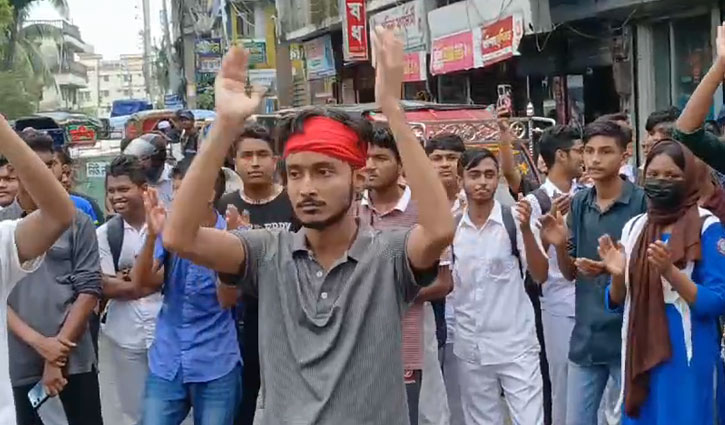 রাষ্ট্রপতির পদত্যাগের দাবিতে ঝালকাঠিতে বিক্ষোভ সমাবেশ