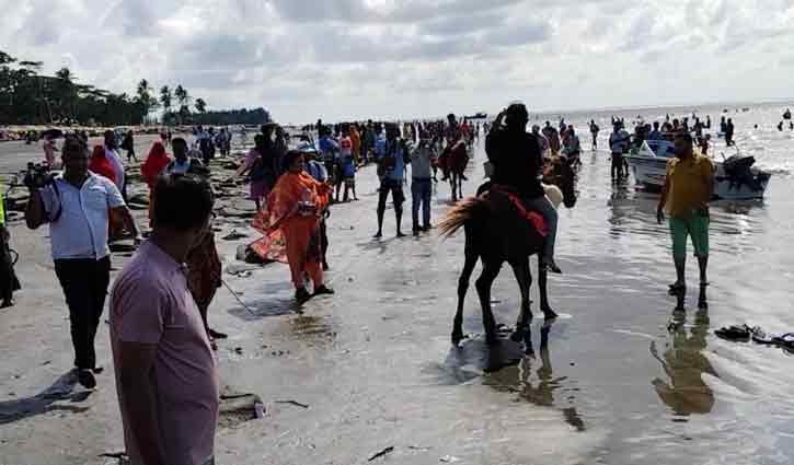 পর্যটকের পদভারে মুখরিত কুয়াকাটা