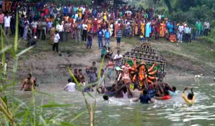 সীমান্তে দেবী দুর্গার বিসর্জনে দুই বাংলার মানুষের মিলন মেলা