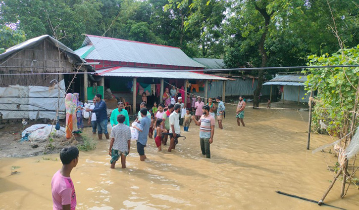 নেত্রকোণায় বন্যার পানি কমলেও কাটেনি সংকট, দুর্ভোগে লক্ষাধিক মানুষ