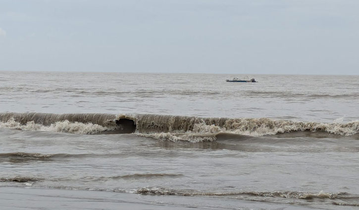 ঘূর্ণিঝড় দানা: উত্তাল হয়ে উঠেছে সাগর