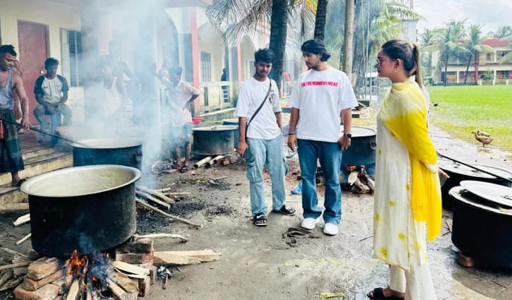 বন্যার্তদের রান্না করে খাওয়ালেন তৌসিফ-তিশা