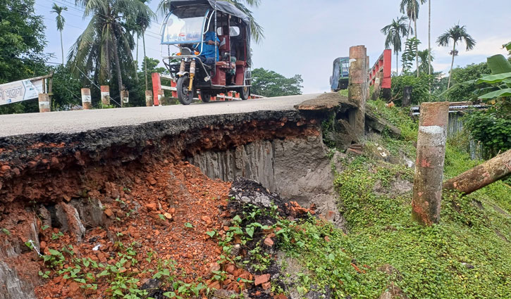 বরগুনায় সেতুর সংযোগ সড়কে ধস, ঝুঁকি নিয়ে চলাচল