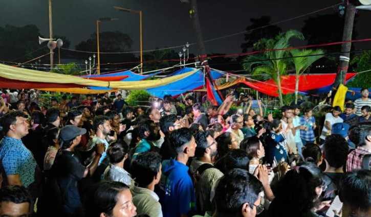 ৩০ ঘণ্টা ধরে স্বাস্থ্য ভবনের বাইরে ধর্নায় পশ্চিমবঙ্গের চিকিৎসকরা