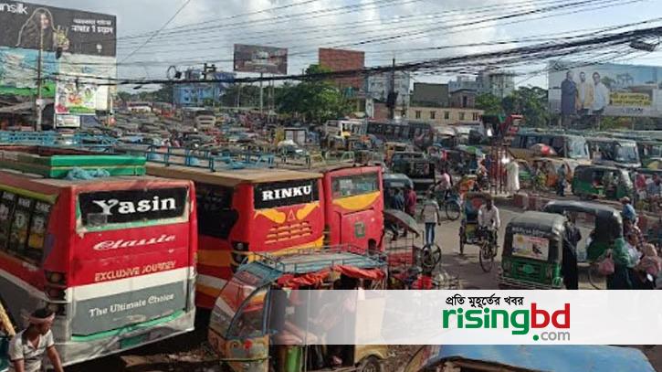 থ্রি হুইলার বন্ধের দাবিতে বরিশালে বাস চলাচল বন্ধ