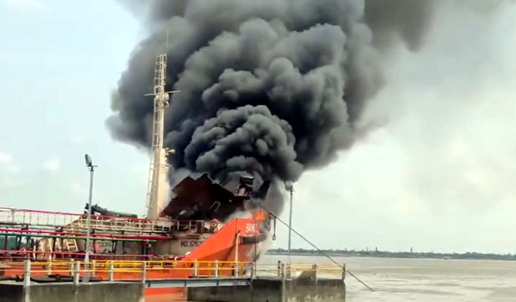 চট্টগ্রামে কর্ণফুলী নদীতে তেলবাহী জাহাজে ভয়াবহ আগুন