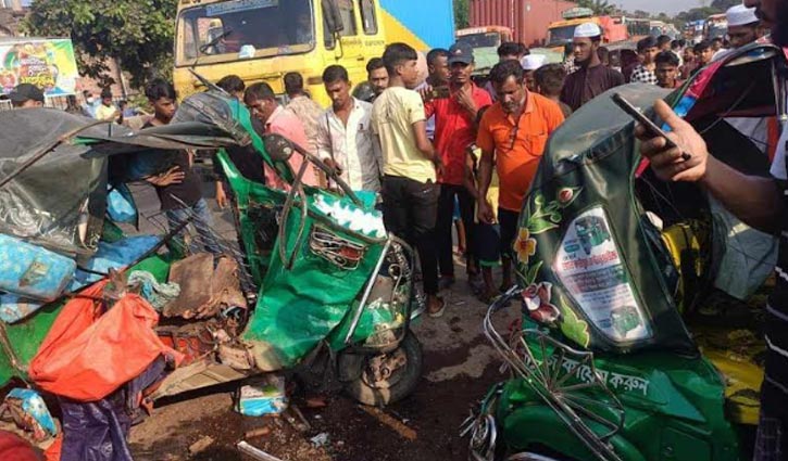 কুমিল্লায় ৪ অটোরিকশায় লরির ধক্কা, নিহত ২