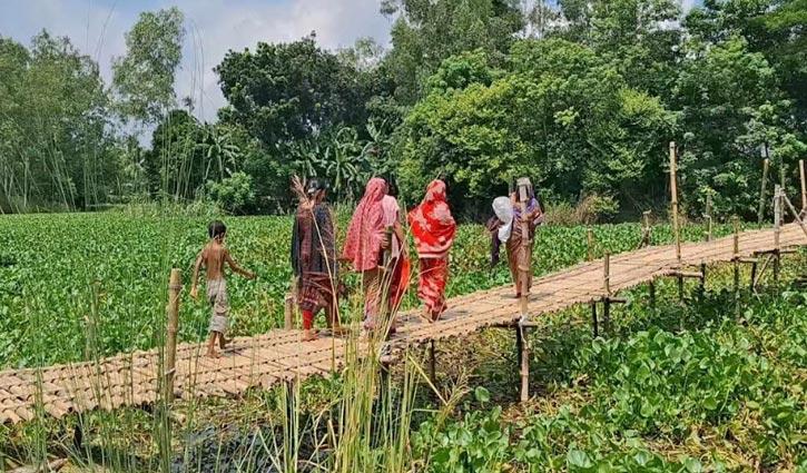 ২০ হাজার মানুষের স্বস্তি এলো যে বাঁশের সেতুতে