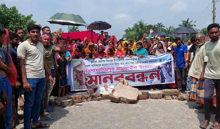 কুষ্টিয়ায় পদ্মার ভাঙন ঠেকাতে মহাসড়ক অবরোধ