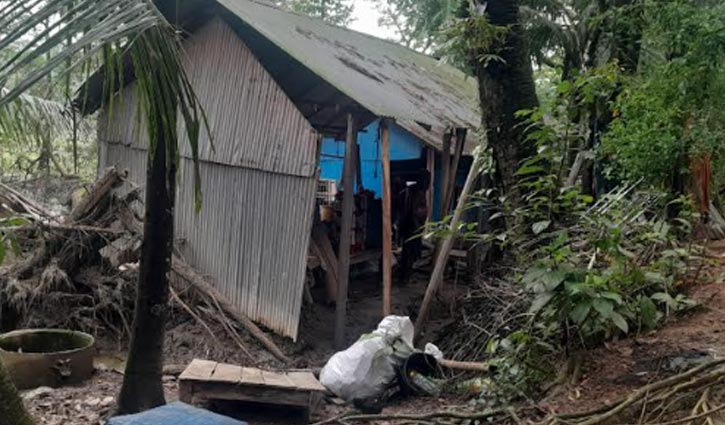 ‘পানি কমলে এসে দেখি ঘরের একটা বেড়াও নেই’