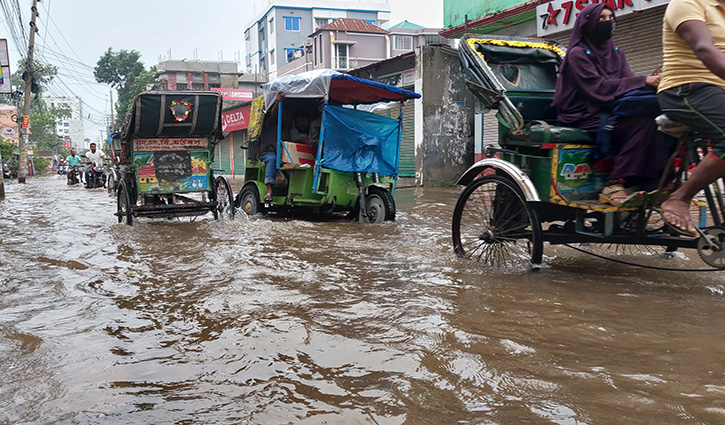 অল্প বৃষ্টিতেই পাবনা শহরে জলাবদ্ধতা, দুর্ভোগ