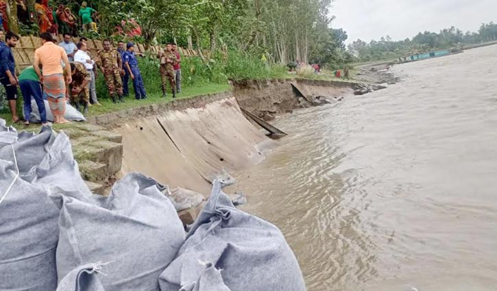 যমুনার তীর রক্ষা বাঁধে ধস, ৭০ মিটার নদীগর্ভে বিলীন