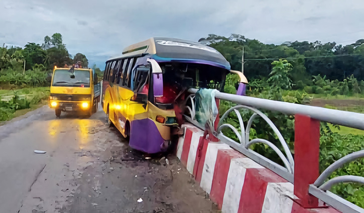 ভাঙ্গায় নিয়ন্ত্রণ হারিয়ে ব্রিজের রেলিংয়ে বাসের ধাক্কা, আহত ১০