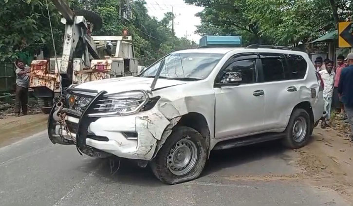 জেলা প্রশাসকের গাড়ির ধাক্কায় শিশু নিহত, মা আহত