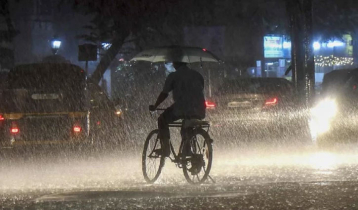 Heavy rains paralyse Mumbai, at least 4 dead