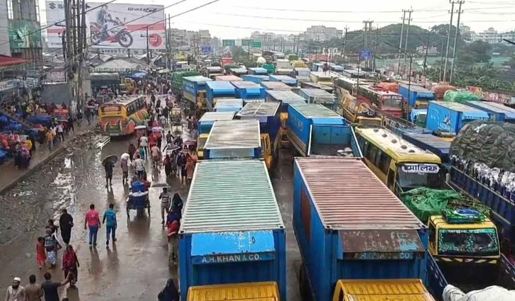 Garment workers block highway in Ashulia