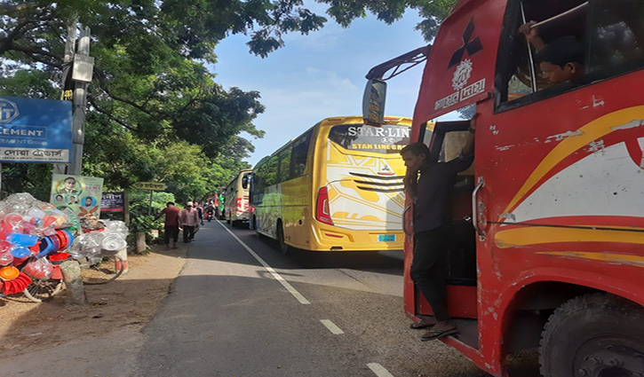 ঢাকা-চট্টগ্রাম মহাসড়কে কাভার্ডভ্যান উল্টে দীর্ঘ যানজট