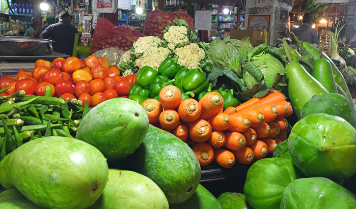 বেড়েছে মুরগির দাম, চড়া সবজির বাজার