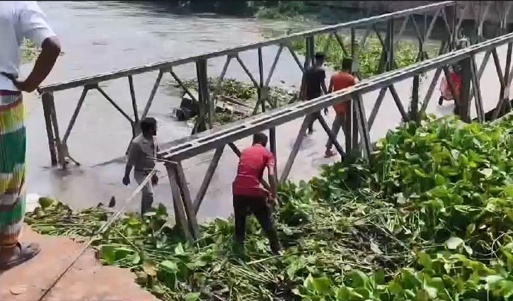 প্রবল পানির চাপে ভেঙে পড়েছে বেত্রাবতীর বিকল্প সেতু